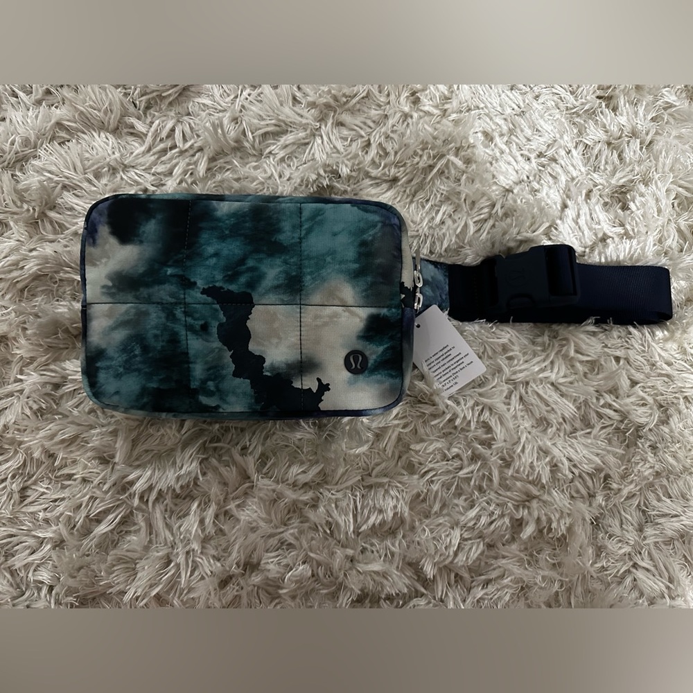 NWT Lululemon Quilted Grid Belt Bag